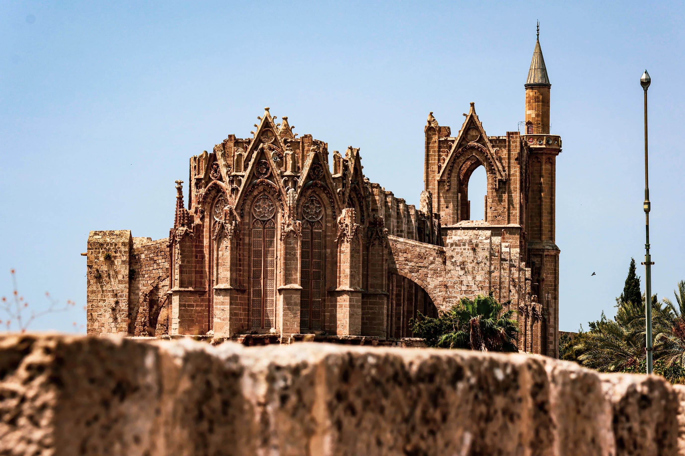 Bild på ruinerad kyrka